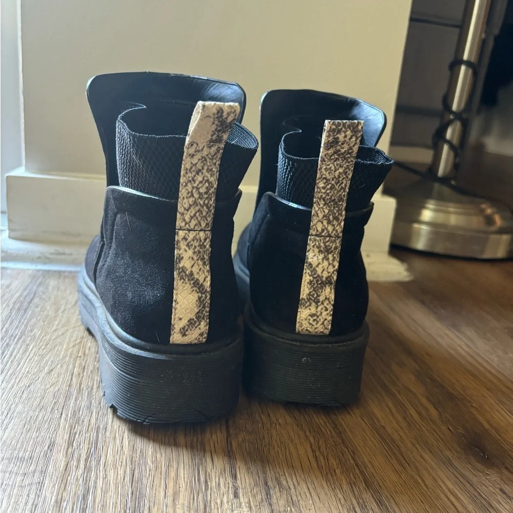 Super Cute Qupid Black Suede Ankle Boots w White Snakeskin Stripe-Size 8 - Picture 2 of 15